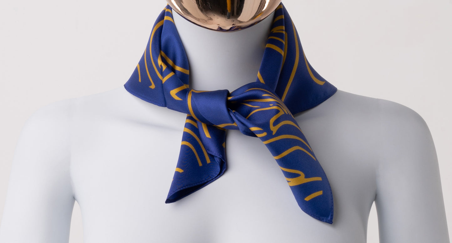 Foulard Satin de Soie Bleu nuit-Motif baroque doré